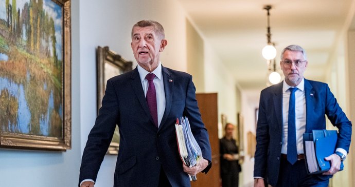 Andrej Babiš (ANO) a Lubomír Metnar (za ANO) při příchodu na jednání vlády (19.10.2026)
