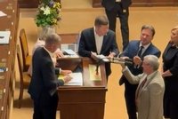 Poslední schůze Sněmovny: Poslanci se rvali o pultík! Pekarová křičela, Babiš a Okamura odešli