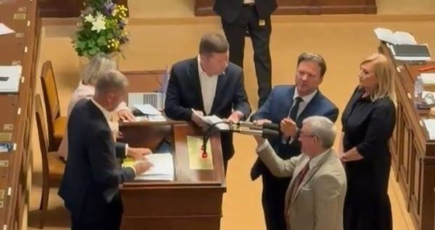 Poslední schůze Sněmovny: Poslanci se rvali o pultík! Pekarová křičela, Babiš a Okamura odešli