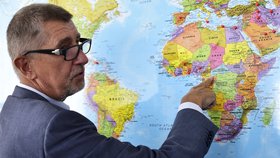 Andrej Babiš ukazuje na mapu Afriky