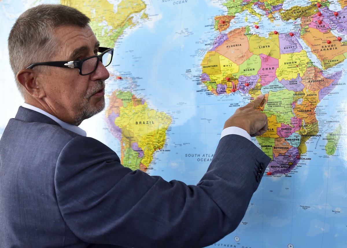 Andrej Babiš ukazuje na mapu Afriky