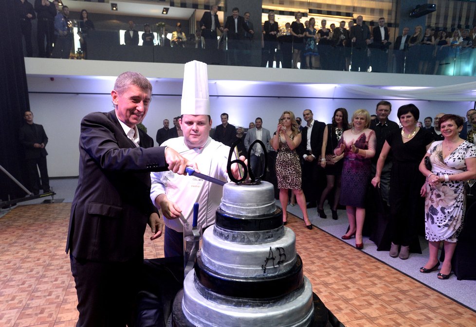 Andrej Babiš se svým narozeninovým dortem k šedesátce