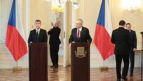 Premiér Andrej Babiš předal prezidentovi Miloši Zemanovi demisi vlády. Zeman ho následně pověřil jednáním o vládě znova.