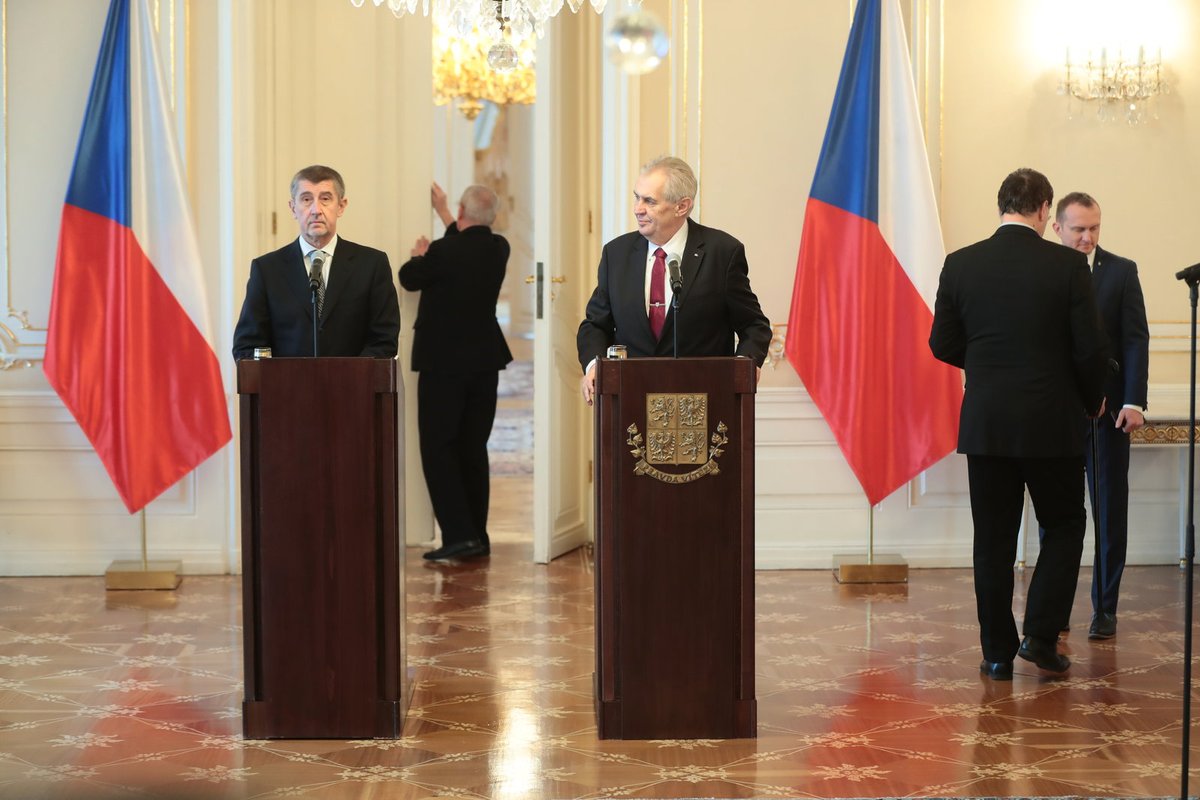 Premiér Andrej Babiš předal prezidentovi Miloši Zemanovi demisi vlády. Zeman ho následně pověřil jednáním o vládě znova