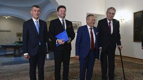 Na Pražském hradě se konala další schůzka k zahraniční politice. Účastnili se jí prezident Miloš Zeman, předseda Senátu Jaroslav Kubera (ODS), předseda Sněmovny Radek Vondráček (ANO) a předseda vlády Andrej Babiš (ANO) (22. 5. 2019).