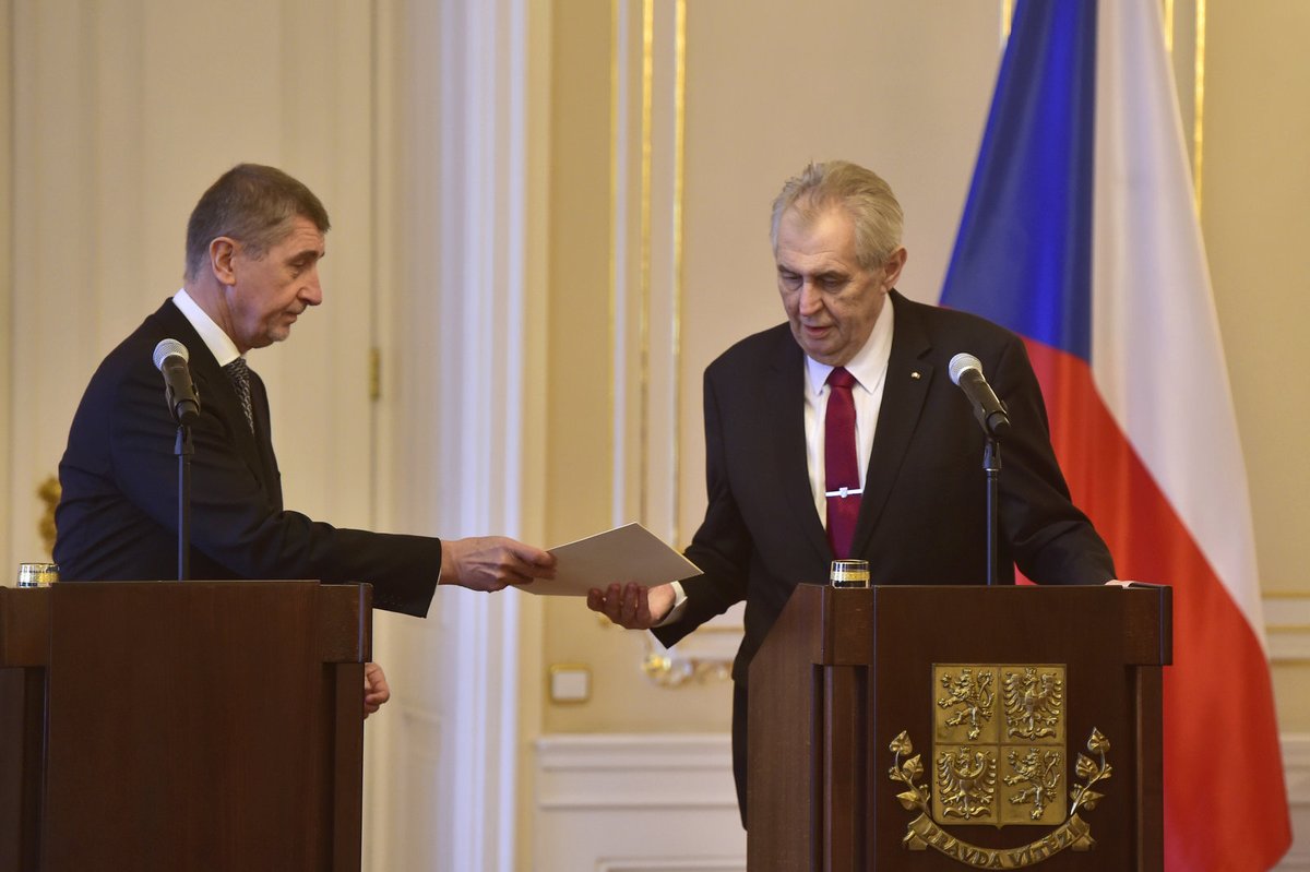 Premiér Andrej Babiš předal prezidentovi Miloši Zemanovi demisi vlády. Zeman ho následně pověřil jednáním o vládě znova