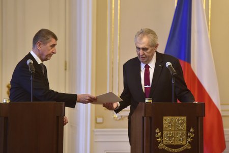 Premiér Andrej Babiš předal prezidentovi Miloši Zemanovi demisi vlády. Zeman ho následně pověřil jednáním o vládě znova.