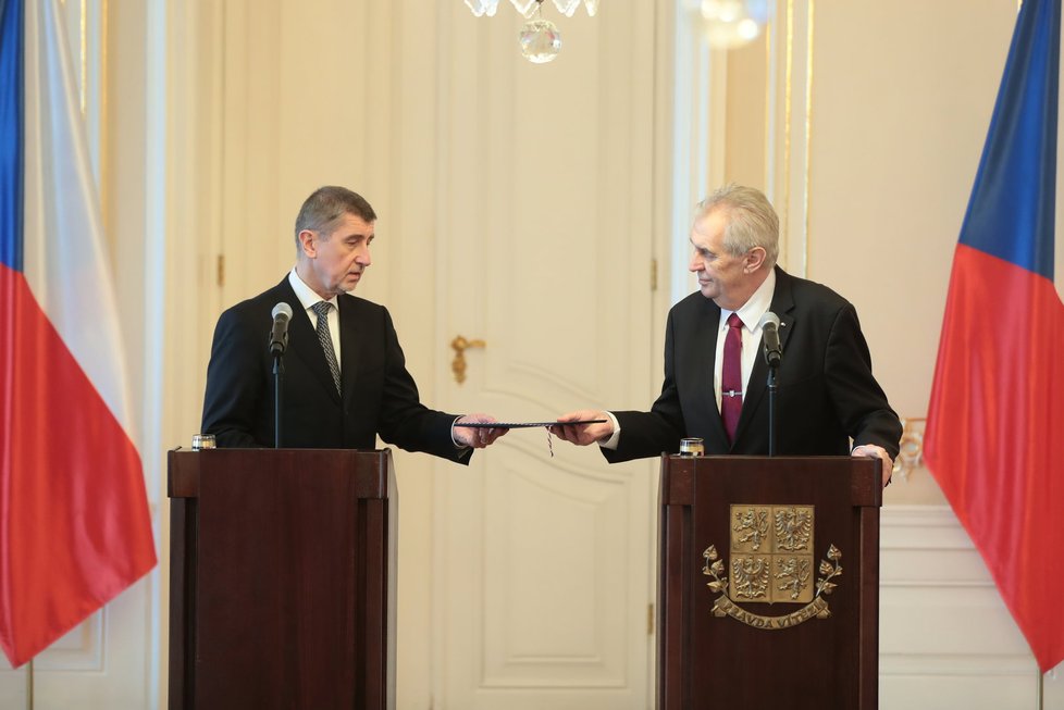 Premiér v demisi Andrej Babiš (ANO) dorazil na zámek v Lánech, kam jej pozval prezident Miloš Zeman.