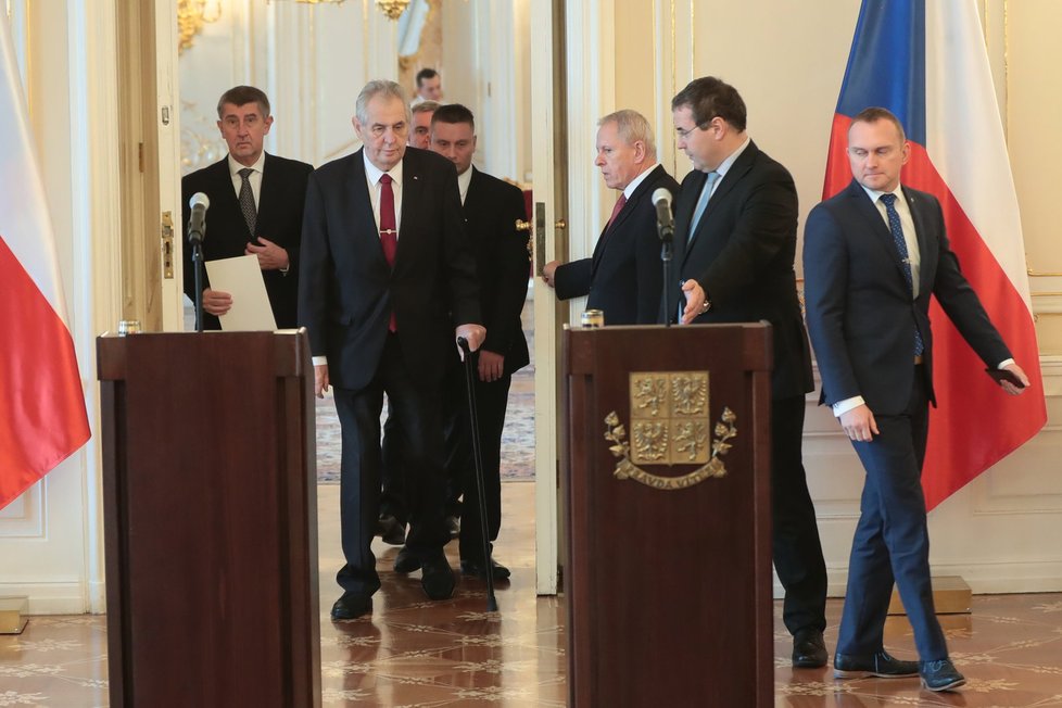 Premiér Andrej Babiš předal prezidentovi Miloši Zemanovi demisi vlády. Zeman ho následně pověřil jednáním o vládě znova