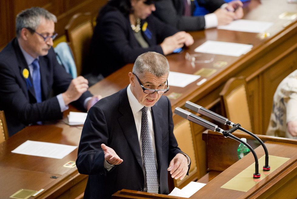 Andrej Babiš. Vicepremiér a ministr financí, který čelí podezření, že zasahoval do obsahu svých noviny. On to popírá, prezident ho odmítá odvolat. Opozice svolala mimořádnou schůzi PS