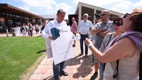 Odhalení. Andrej Babiš jako Fantomas při snaze podpořit EET během akce v Čapím hnízdě.