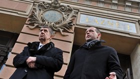 Andrej Babiš s primátorem Karlových Varů Kulhánkem před Císařskými lázněmi