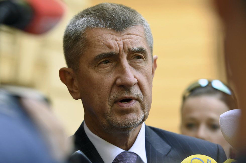 Andrej Babiš před Úřadem vlády. Na ministra financí navrhl Ivana Pilného (17. 5. 2017).