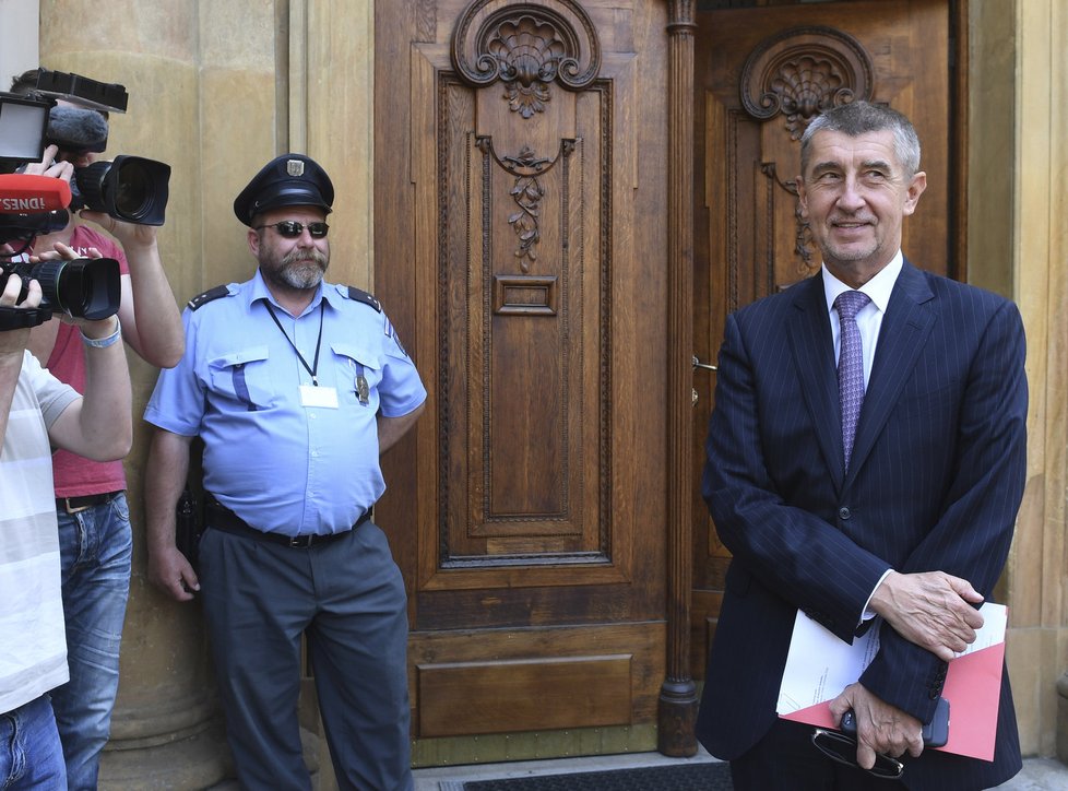 Andrej Babiš před Úřadem vlády. Na ministra financí navrhl Ivana Pilného (17.5.2017)