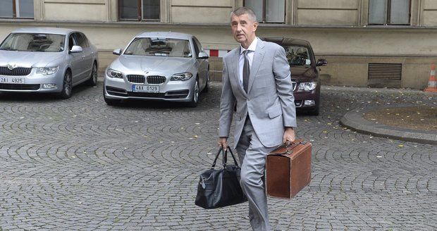 Andrej Babiš přichází na jednání vlády.