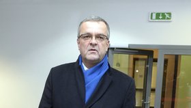 Poněkud zamračený elegán Miroslav Kalousek při příchodu do redakce.