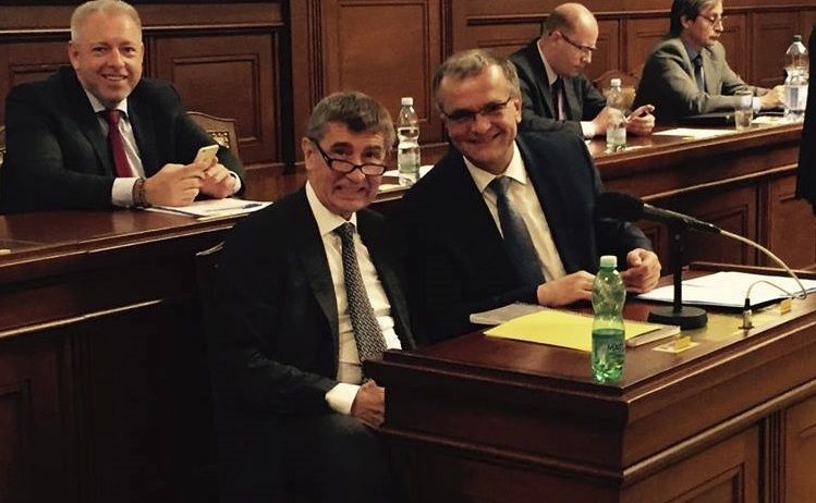 Andrej Babiš a Miroslav Kalousek: Poněkud křečovitý úsměv ve sněmovně