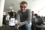 Andrej Babiš s mobilním telefonem