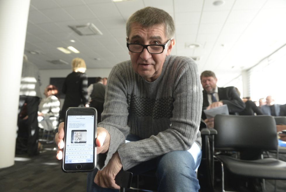 Andrej Babiš s mobilním telefonem