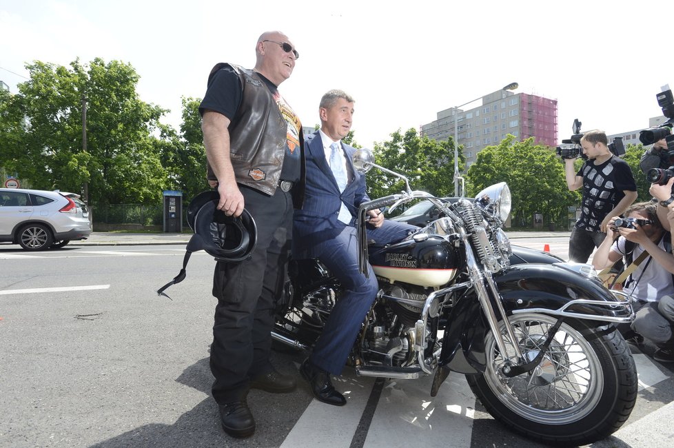 Andrej Babiš a trocha show v den zahájení eurovoleb: Zapózoval na Harley