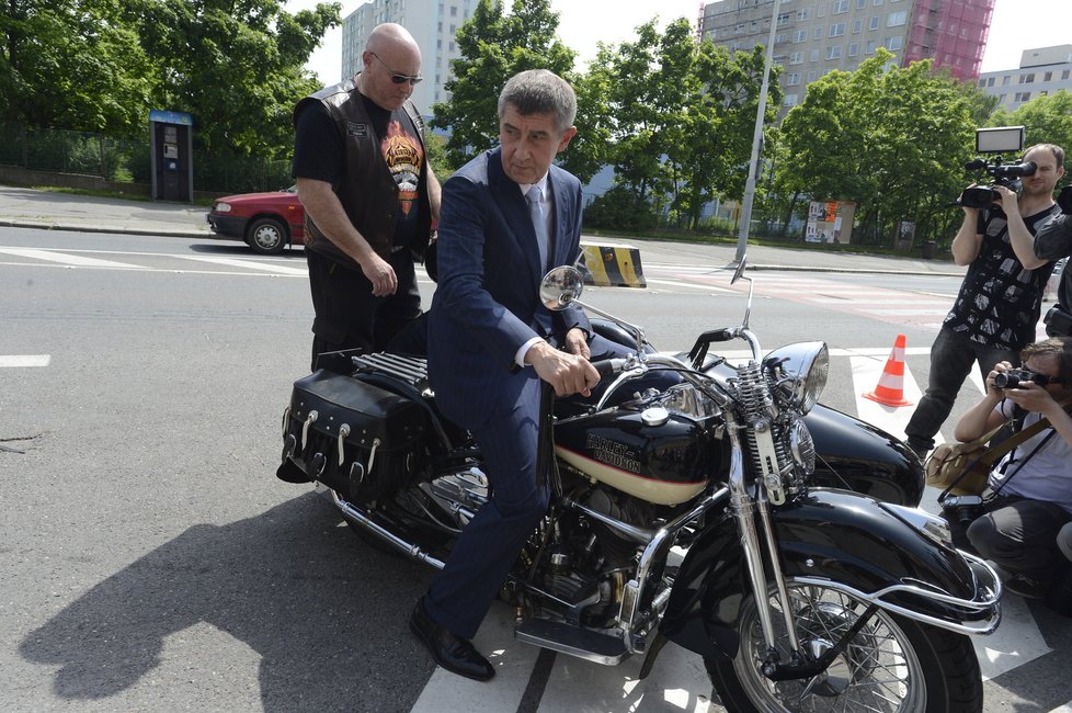 Andrej Babiš na motorce Harley Davidson
