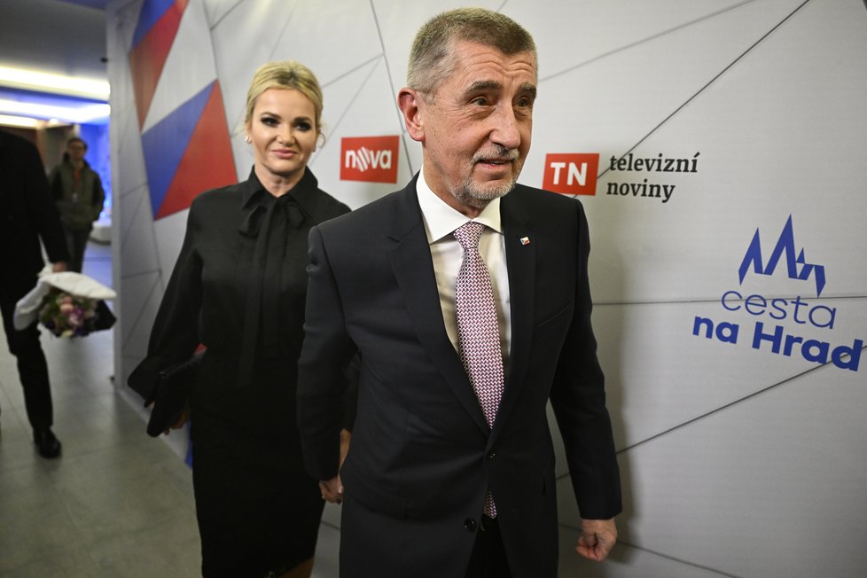 Andrej Babiš s Monikou Babišovou při příchodu na předvolební debatu na Novu (12.1.2023)
