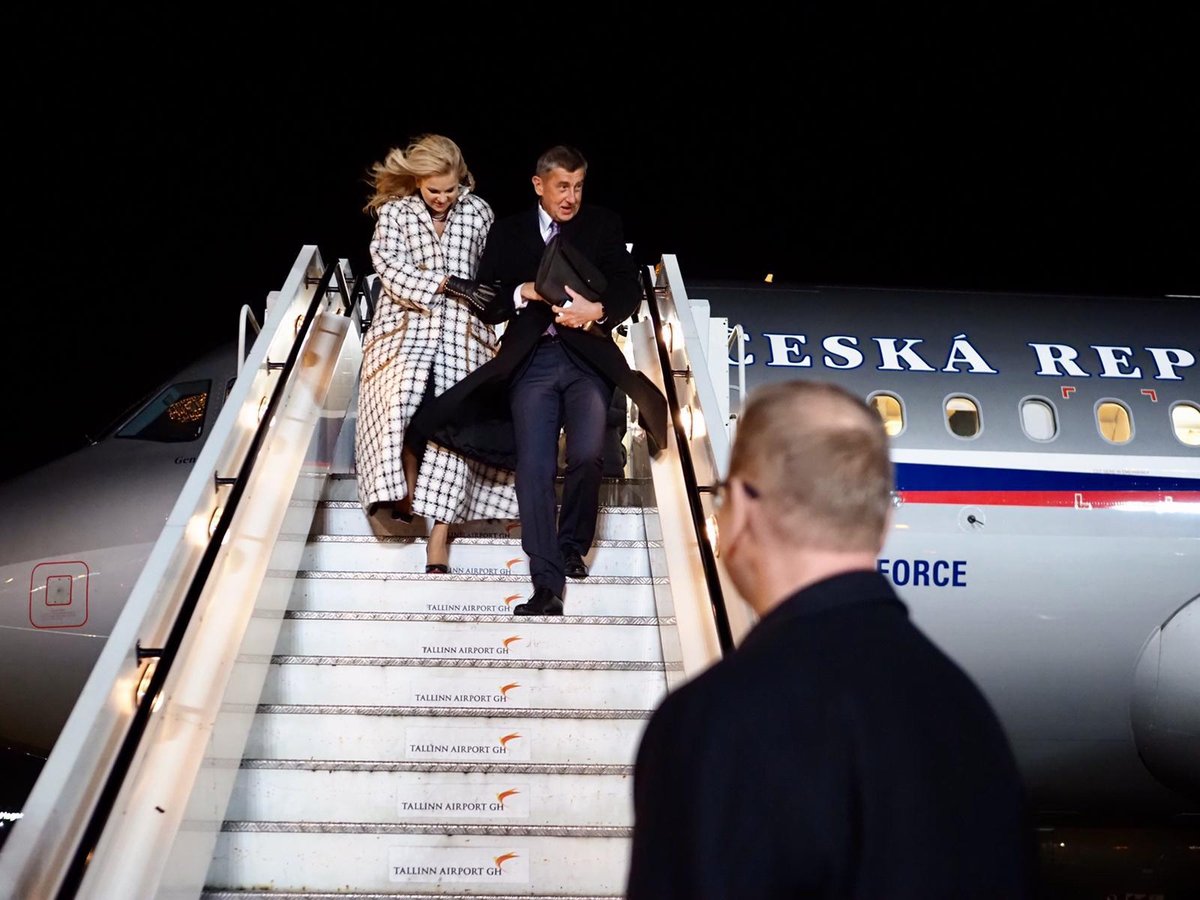 Premiér Andrej Babiš s manželkou Monikou po příletu do Estonska.