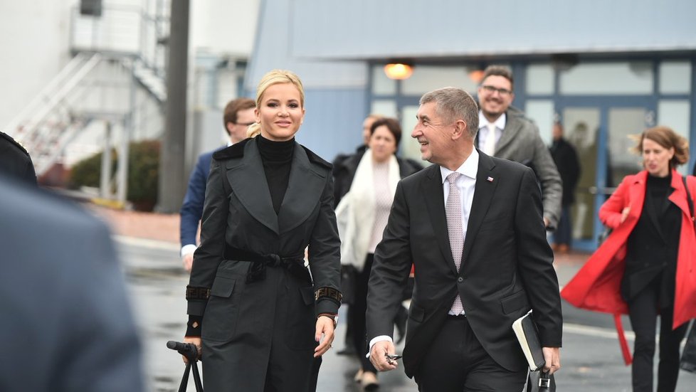 S premiérem Andrejem Babišem do Velké Británie vyrazila i manželka Monika