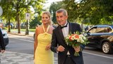 Oslavenec Babiš vyvedl manželku Moniku do Rudolfina. Ve Strakovce dostal dort