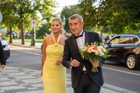 Oslavenec Babiš vyvedl manželku Moniku do Rudolfina. Ve Strakovce dostal dort