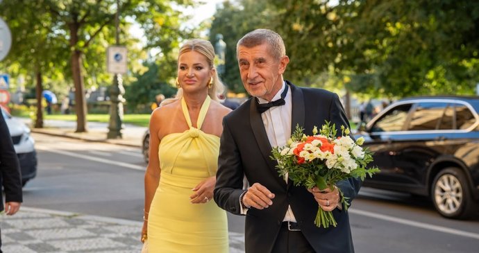 Andrej Babiš (ANO) s manželkou Monikou vyrazil do Rudolfina (1.9.2026)