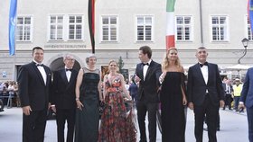 Premiér Babiš s manželkou, premiér Kurz s partnerkou a premiérka Mayová s manželem v Salzburgu na opeře