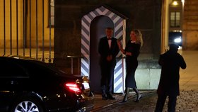 Odchody z předávání státních vyznamenání: Andrej Babiš a Monika Babišová (28.10.2025)