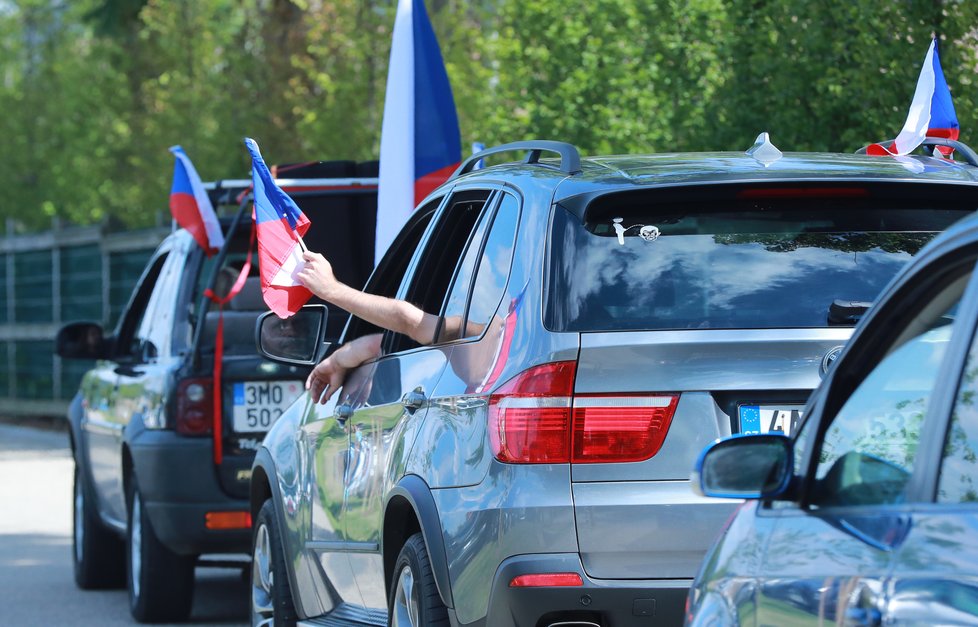 Demonstranti na svatbě Andreje a Moniky Babišových.