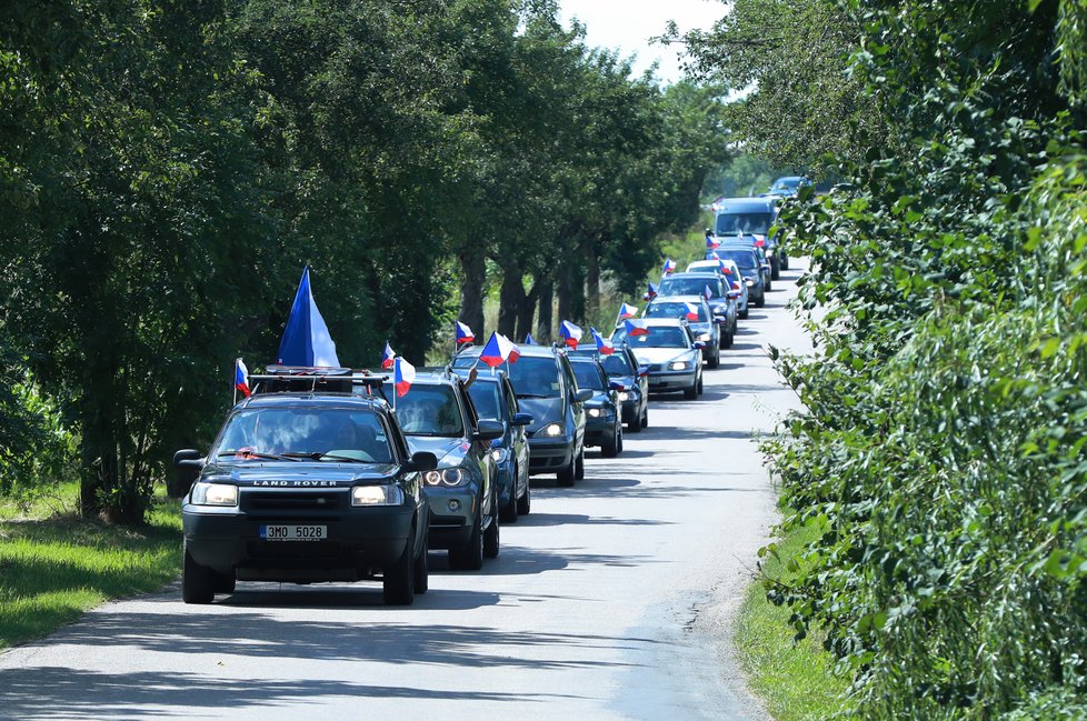 Demonstranti na svatbě Andreje a Moniky Babišových.