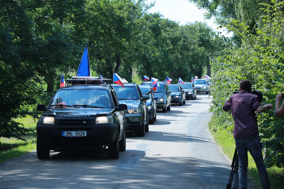 Demonstranti na svatbě Andreje a Moniky Babišových.