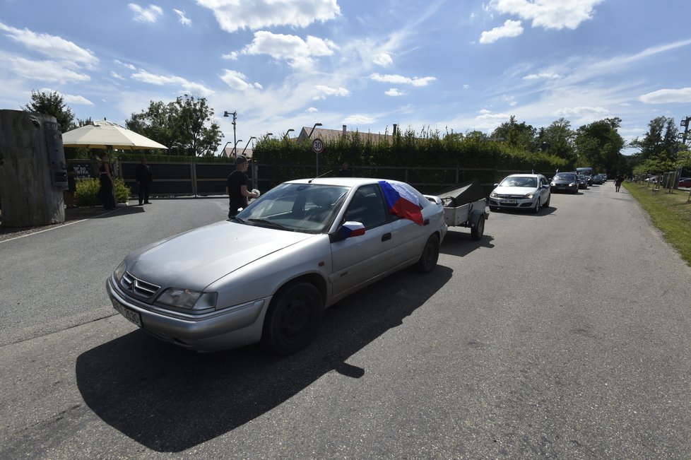 K areálu Čapí hnízdo v Olbramovicích na Benešovsku se 29. července sjížděli nejen hosté na svatbu šéfa hnutí ANO Andreje Babiše s jeho dlouholetou partnerkou Monikou, ale i občané protestující proti politice Babiše. Na snímku projíždí protestní kolona kolem areálu.