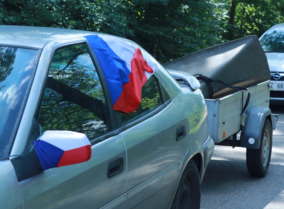 K areálu Čapí hnízdo v Olbramovicích na Benešovsku se 29. července sjížděli nejen hosté na svatbu šéfa hnutí ANO Andreje Babiše s jeho dlouholetou partnerkou Monikou, ale i občané protestující proti politice Babiše. Na snímku projíždí protestní kolona kolem areálu.