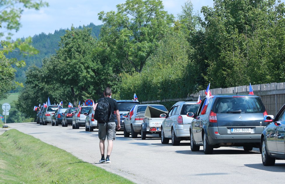 K areálu Čapí hnízdo v Olbramovicích na Benešovsku se 29. července sjížděli nejen hosté na svatbu šéfa hnutí ANO Andreje Babiše s jeho dlouholetou partnerkou Monikou, ale i občané protestující proti politice Babiše. Na snímku projíždí protestní kolona kolem areálu.