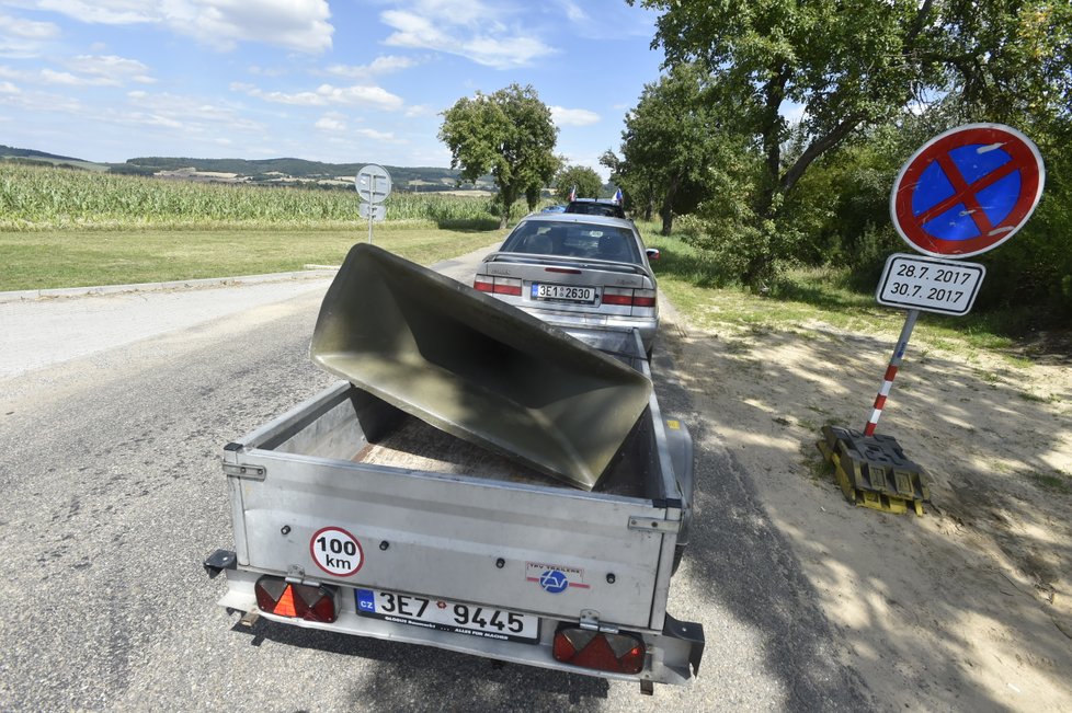 K areálu Čapí hnízdo v Olbramovicích na Benešovsku se 29. července sjížděli nejen hosté na svatbu šéfa hnutí ANO Andreje Babiše s jeho dlouholetou partnerkou Monikou, ale i občané protestující proti politice Babiše. Na snímku projíždí protestní kolona kolem areálu.