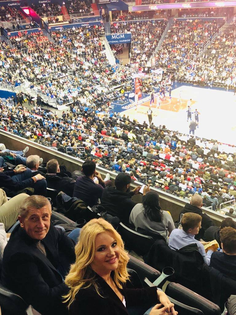 Andrej Babiš s manželkou Monikou po návštěěv Bílého domu na zápase NBA Washington Wizards - Dallas Mavericks v Capitol One Areně