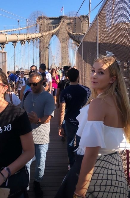 Premiérova žena Monika Babišová se na instagramu pochlubila fotkami z USA: Dcera Vivien na Brooklynském mostě.