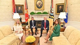 Andrej a Monika Babišovi se dočkali přijetí v Bílém domě. V oválné pracovně poseděli s Donaldem a Melanií Trumpovými.