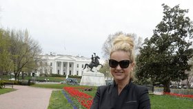 Babišovi ve Washingtonu: Monika Babišová před Bílým domem