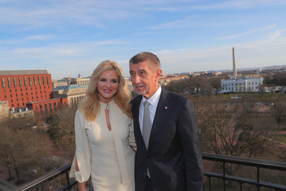 Andrej a Monika Babišovi na balkónu hotelu, ve kterém měli ve Washingtonu skvostný výhled na Bílý dům