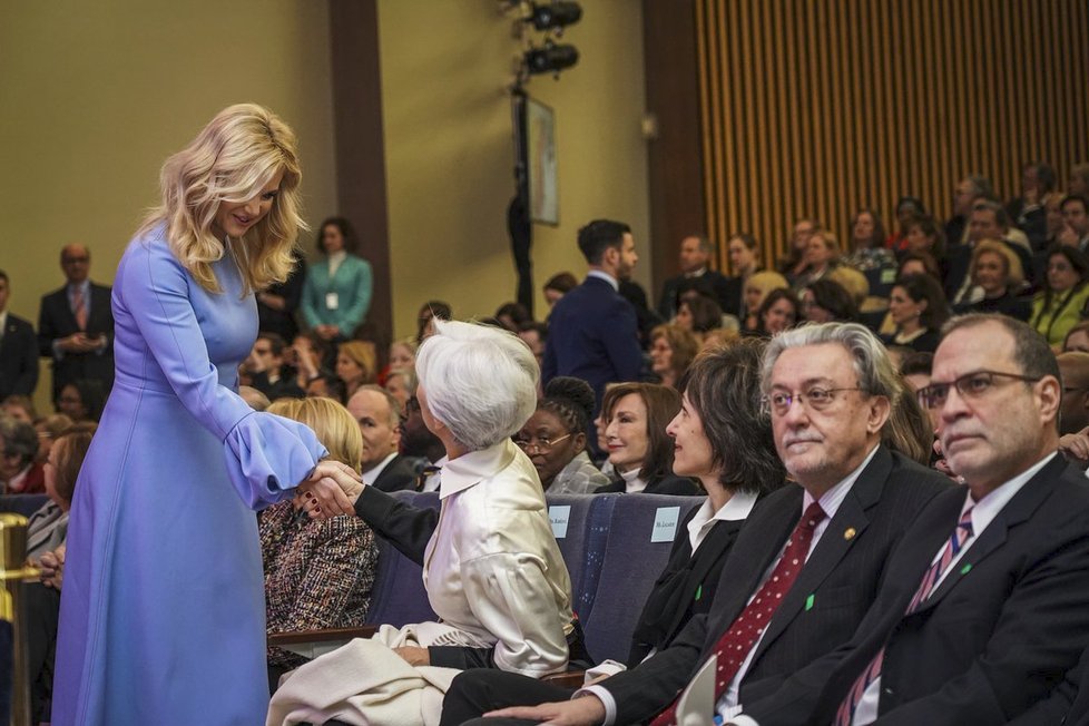 Monika Babišová se v USA zpúčastnila předávání Mezinárodních cen pro odvážné ženy. Na snímku se zdraví se šéfkou MMF Lagardeovou