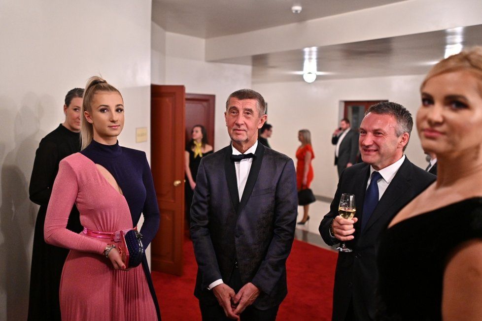 Andrej Babiš vzal kromě manželky Moniky do Státní opery i dceru Vivien (5. 1. 2020).