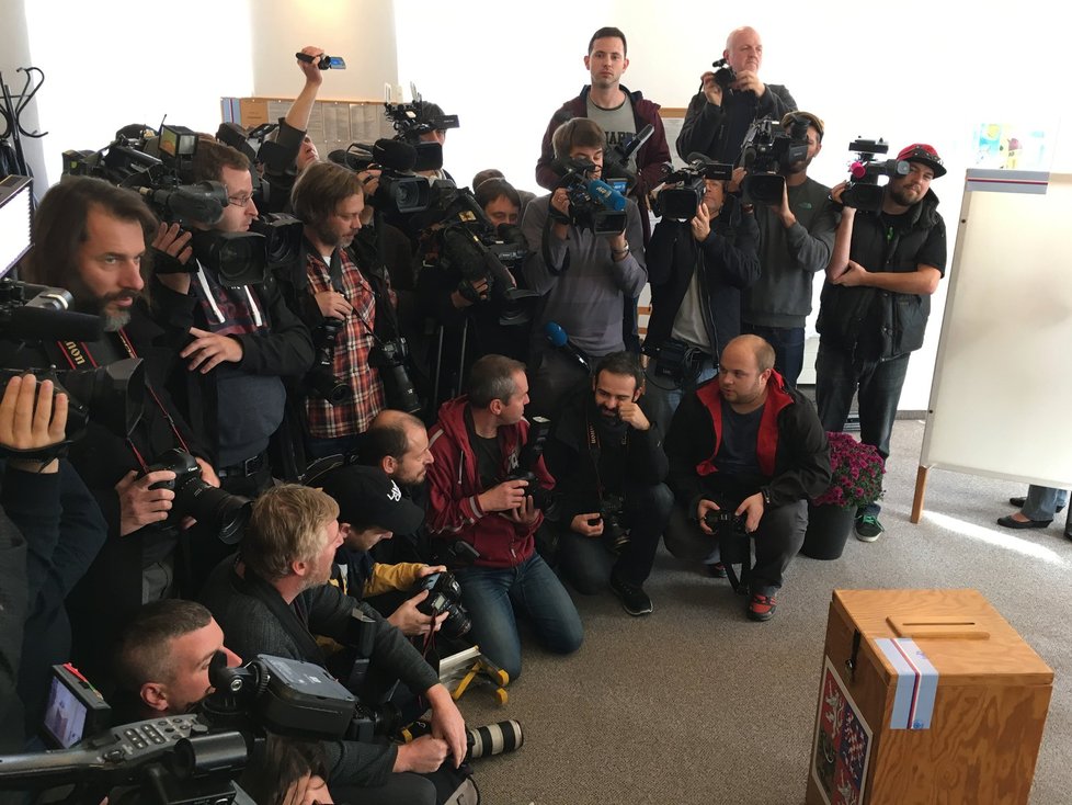 Obří zájem novinářů provázel Andreje Babiše s manželkou Monikou na úřadě v Průhonicích.