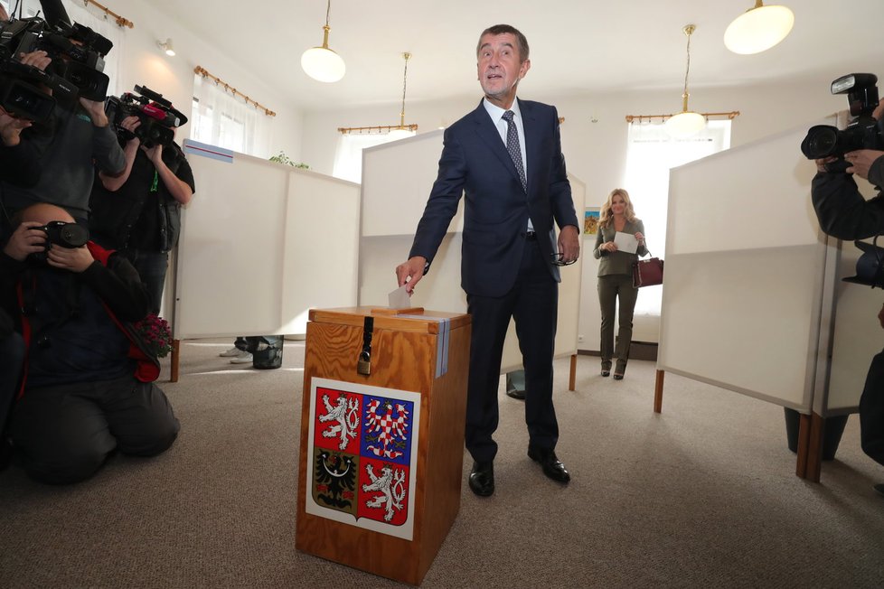 Volby 2017: Andrej Babiš volil v Průhonicích společně s manželkou Monikou