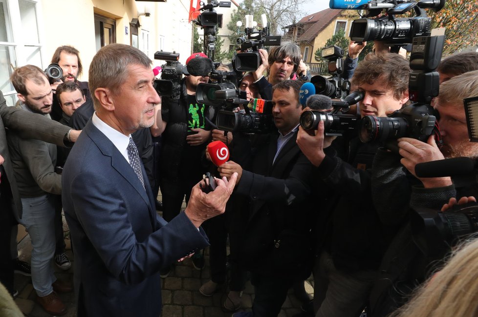 Volby 2017: Andrej Babiš vyrazil volit na úřad v Průhonicích, sledoval jej dav novinářů